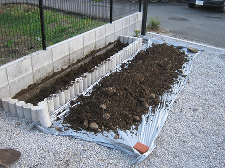 花壇の作り方 地面の整地 土を振いにかける ブロックで簡単チューリップ花壇の作り方