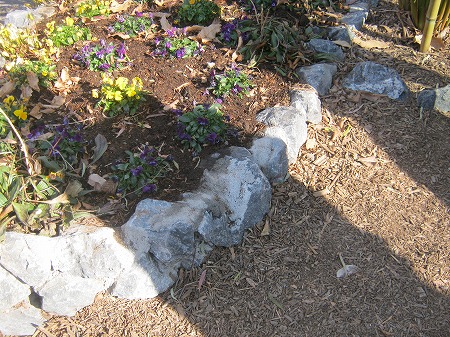 石で花壇を縁取る 庭石 ピンコロ ブロックで簡単チューリップ花壇の作り方